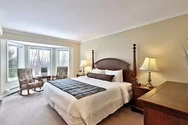 The Birch Ridge: English Gentleman S Room #9   King Suite In Killington, Vermont. Hot Tub. 1 Bedroom