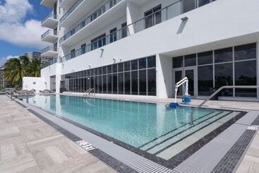 Aparthotel Hyde Beach House Private Suites