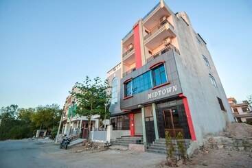 Oyo 29879 Hotel Midtown