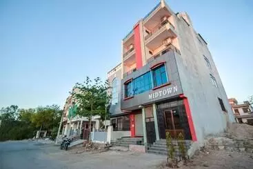 Oyo 29879 Hotel Midtown
