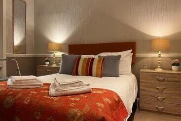 Hotel The Crees Room Only No Bar Or Restaurant