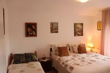 تختخواب و صبحانه Frile Apartments