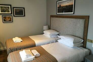 تختخواب و صبحانه The Walhampton Arms