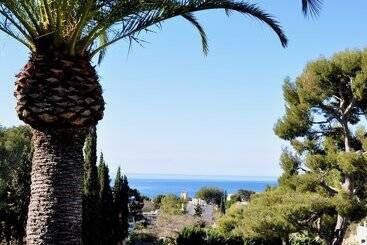 Pensiune The Address Cassis