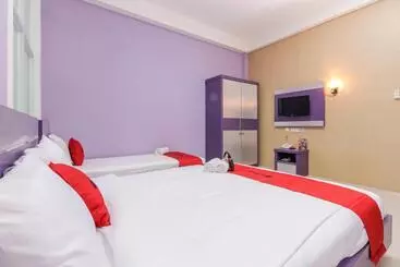 Hotel Reddoorz Plus Near Stasiun Bekasi