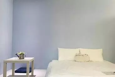 Bed and Breakfast 3 Feet Cat