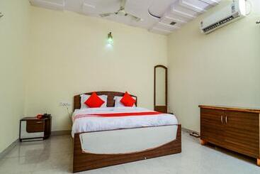 Oyo 18825 Hotel Akshey