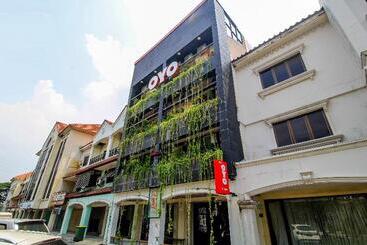 A1 Hotel By OYO Rooms