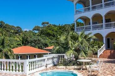 هتل West End Dive Resort