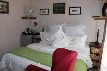 تختخواب و صبحانه Circle Road Bnb
