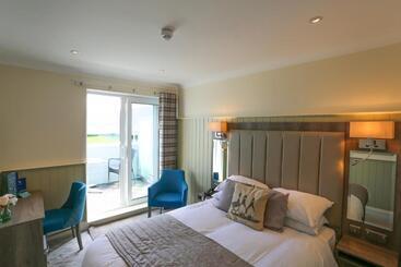 Duck Bay Hotel & Restaurant