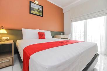 Pensiune Reddoorz Syariah Plus @ Jatibening