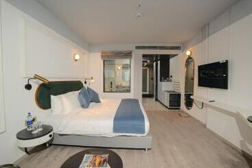 Hotel Pushpak Grande