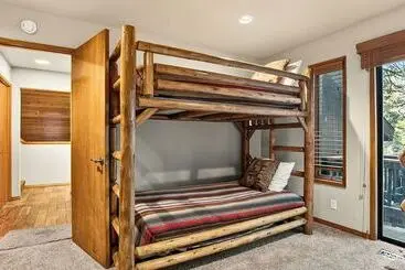 コテージ Whispering Pines By Avantstay Pine View Cabin Trail Access + Game Room + Fire Pit