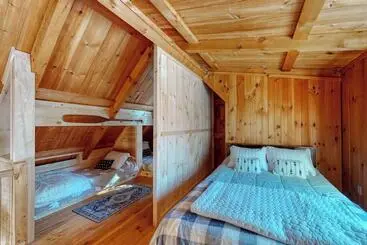 Mökkimajoitus Cozy Woodsy Cabin W/ A Deck, Firepit, Gas Grill, Free Wifi, & Full Kitchen