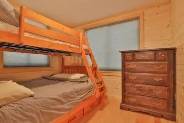 Mökkimajoitus Luxe Bayfront Cabin W/ Stunning Views & Shared Dock  Ideal For Hunting & Fishing