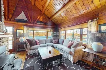Mökkimajoitus Riverfront Retreat With A Furnished Deck, Washer/dryer & Fast Wifi