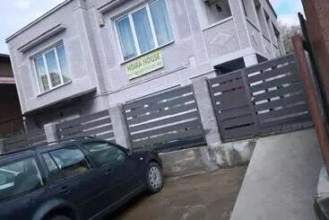 پانسیون Noira House