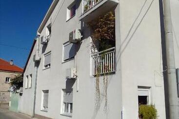 تختخواب و صبحانه Biba