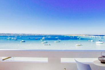 ツーリストアパートメント Sabina Suites   Astbury Formentera