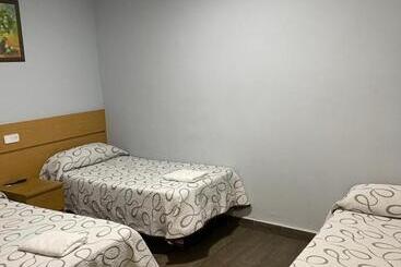 ペンション Hostal Tres Hermanos