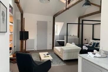 تختخواب و صبحانه Montys Accommodation