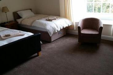 بنسيون Roosecote Guest House