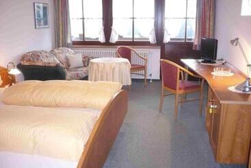 הוסטל Löwen Patisserie