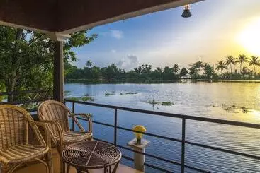 Resort Warmth Lake Haven
