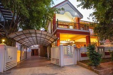 Pension (Hôtel basse catégorie) Redstone Villa And Suites