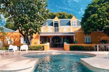 پانسیون Sirena Bay Estate