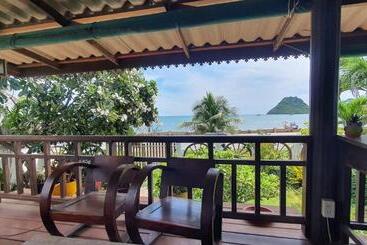 پانسیون Seesea Thai Wooden House On Beachfront