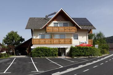 Pensiune Gostišče Pri Dveh Petelinih