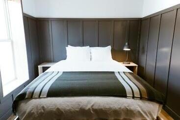 Herberge The Flying Steamshovel Inn