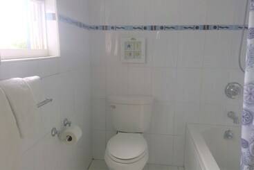 مسافرخانه Bermuda Villa Guest House