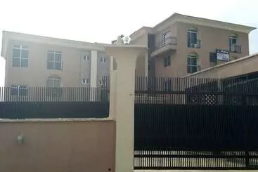 Modroy Hotel And Suites