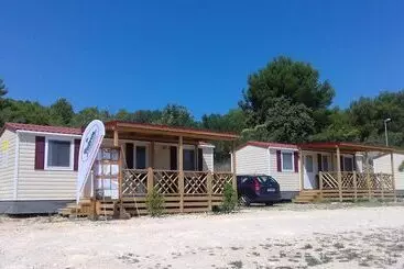 Hotelli Victoria Mobilehome Jezera Village Holiday Resort