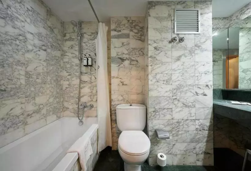 Отель Catalonia Park Guell