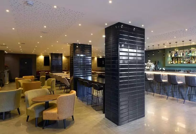 Отель Catalonia Park Guell