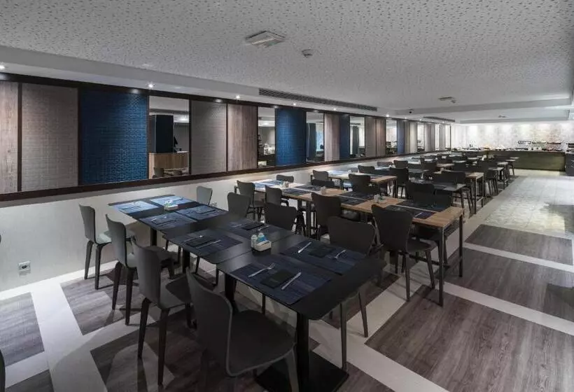 Отель Catalonia Park Guell