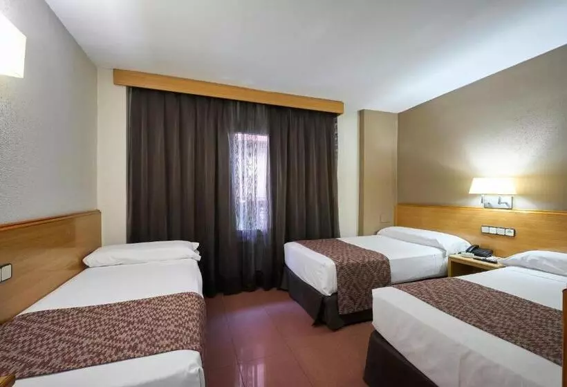 Отель Catalonia Park Guell