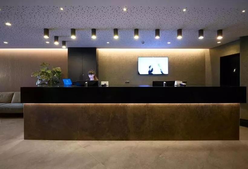 Отель Catalonia Park Guell