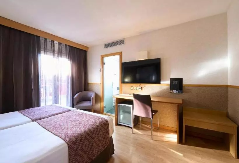 Отель Catalonia Park Guell