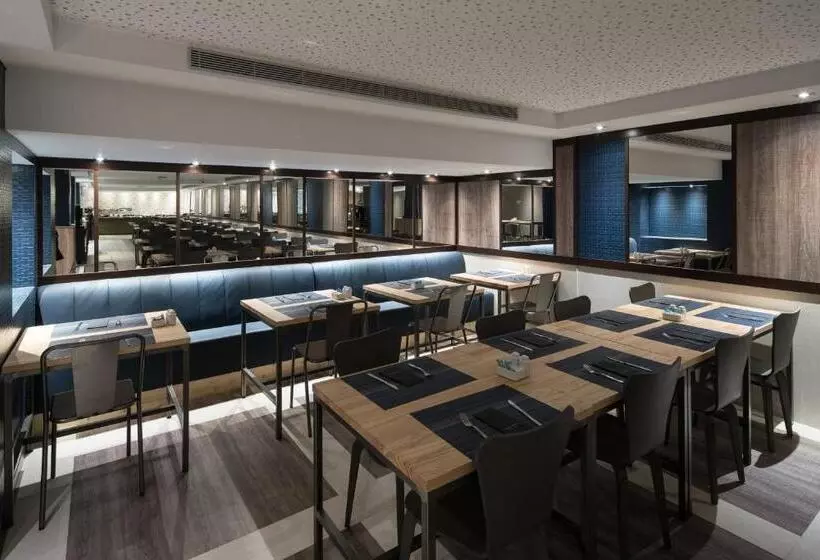 Отель Catalonia Park Guell