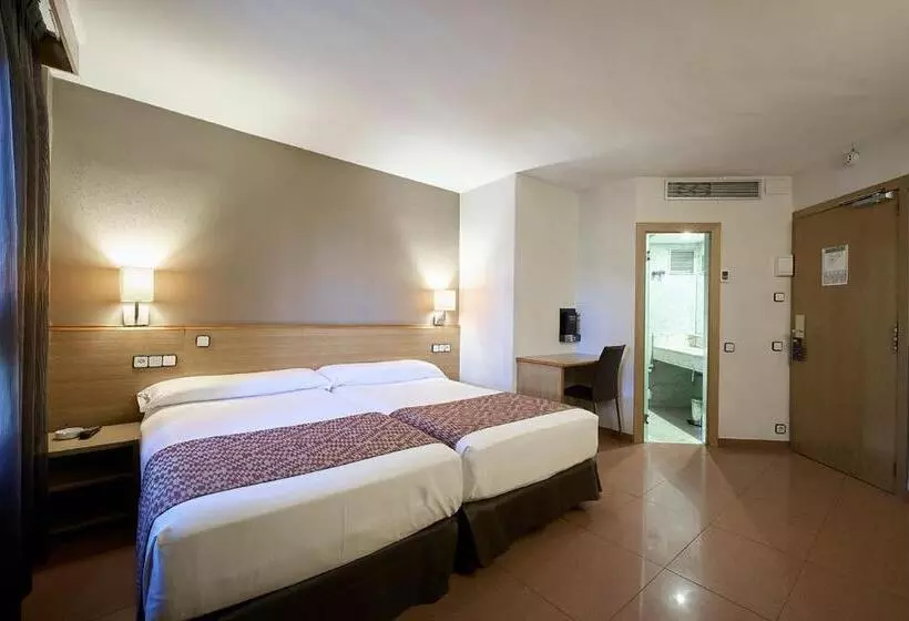 Отель Catalonia Park Guell