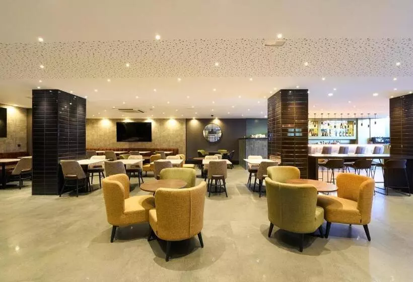 Отель Catalonia Park Guell