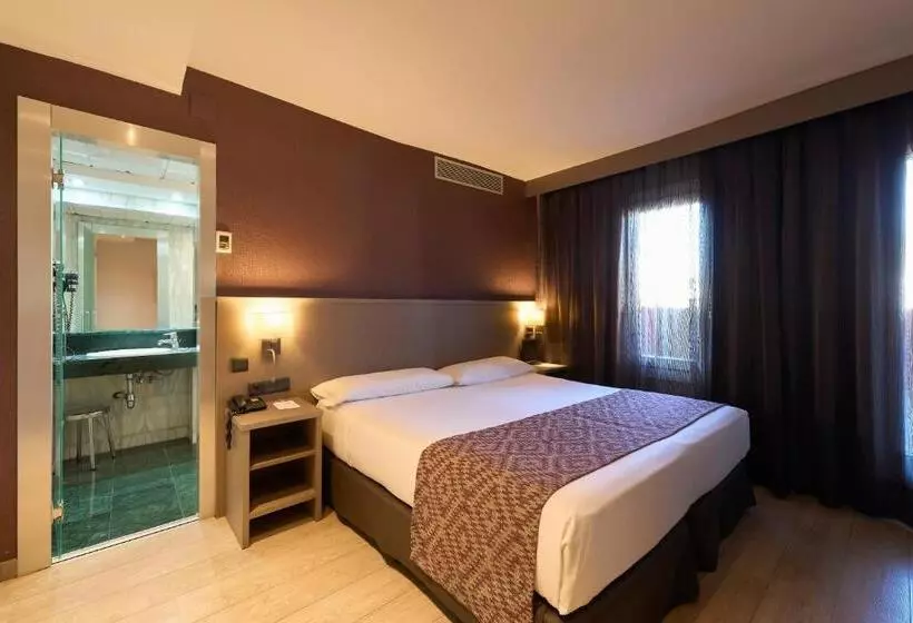 Отель Catalonia Park Guell