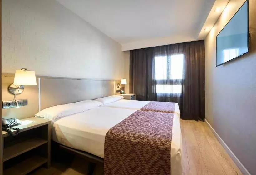 Отель Catalonia Park Guell