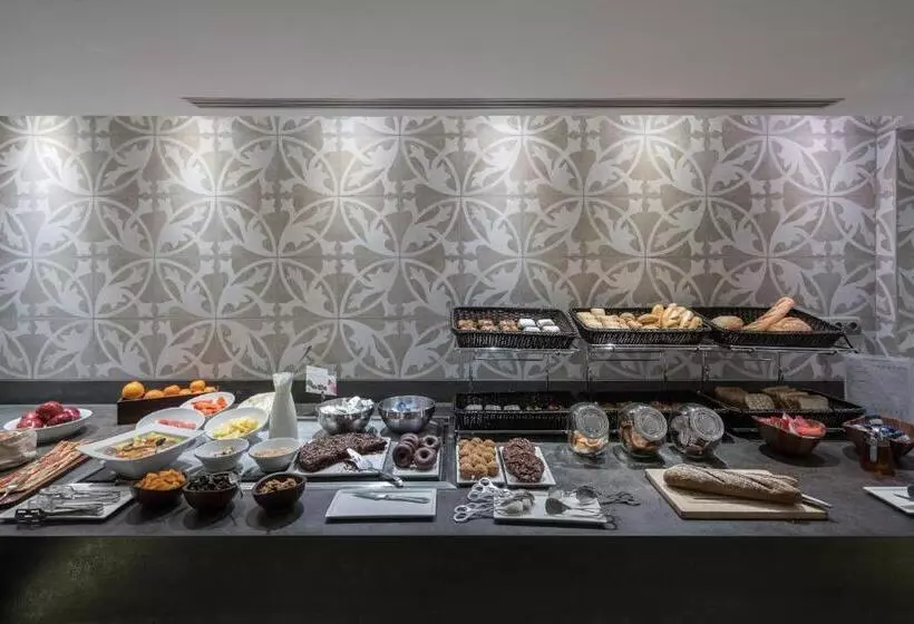 Отель Catalonia Park Guell