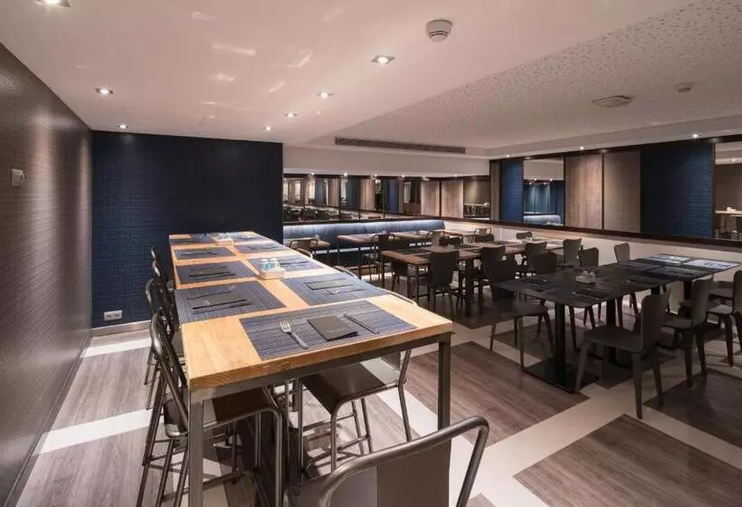 Отель Catalonia Park Guell